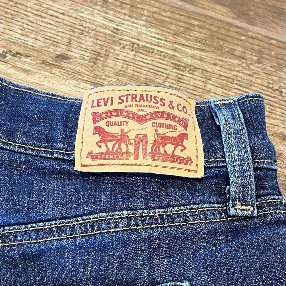 Levi's Mid-Length Shorts Women Size 27 Blue Medium Wash Mid-Rise Cuffed Denim - Picture 8 of 9